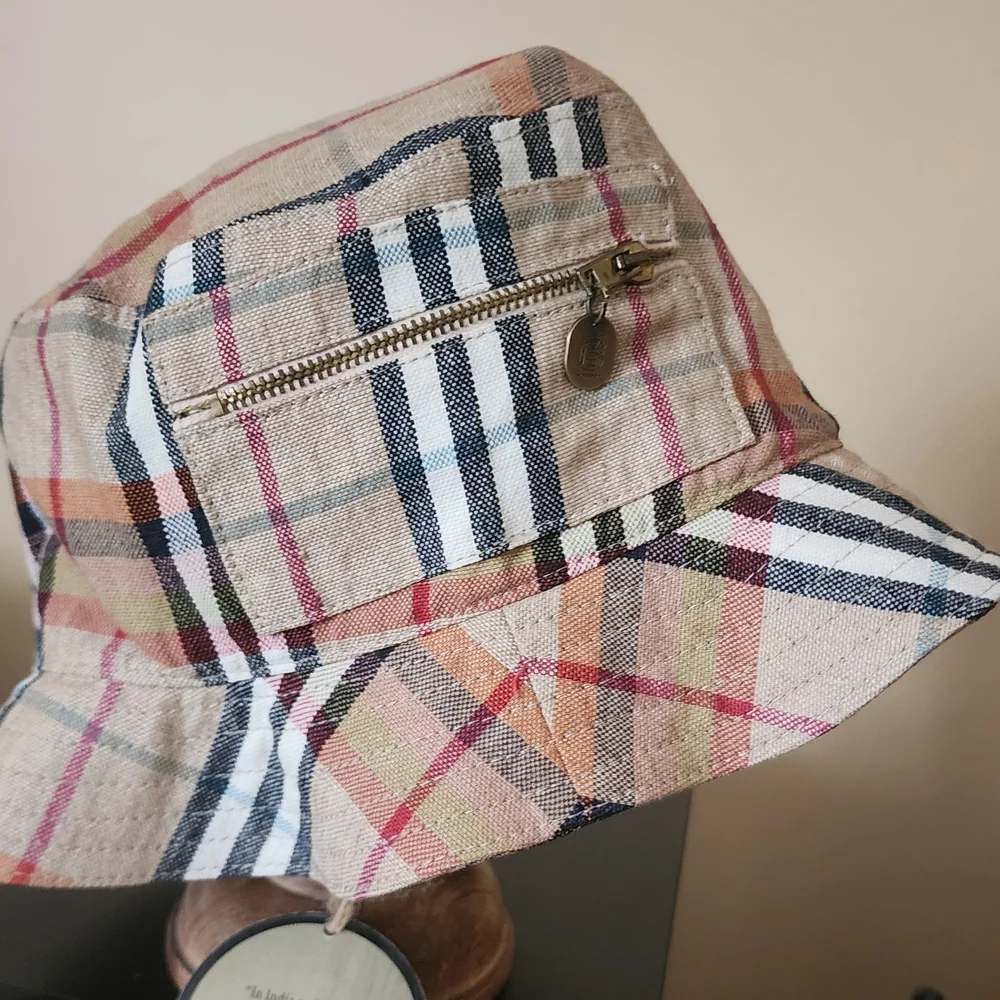 Burberry Plaid Bucket Unisex Hat with Side Zip Pocket -Beige, Black, Red Size M - Picture 1 of 2